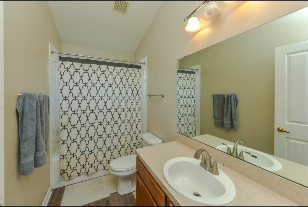 Guest Bath — Before